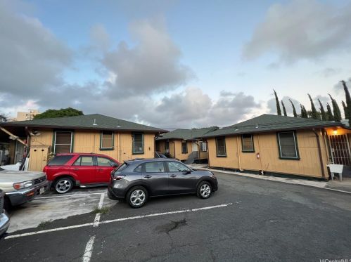 2816 Waialae Ave, Honolulu HI  96826-1827 exterior