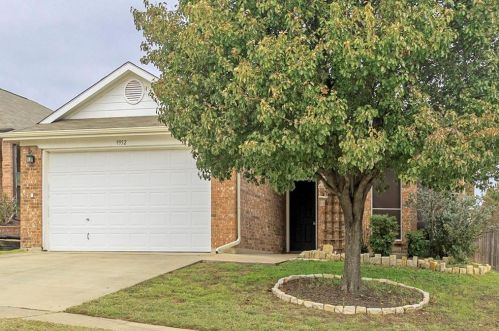 9952 Blue Bell Dr, Fort Worth, TX 76108