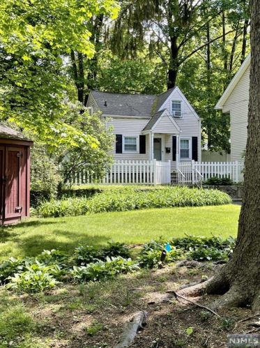 11 Wanamaker Ave, Mahwah, NJ 07430-1917