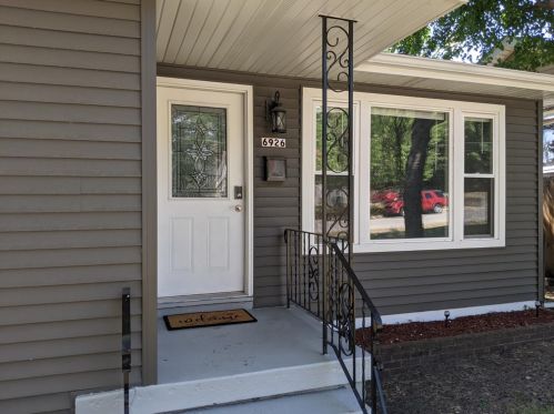 6926 Lindberg Ave, Hammond, IN 46323-2135