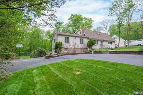 160 Kiel Ave, Kinnelon, NJ 07405-2547
