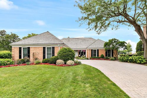 2552 Indian Ridge Ct, Glenview, IL 60026-2060