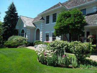 2025 Palmer Ln, Green Oaks, IL 60048-4512