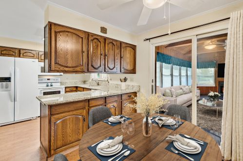 6806 Quincy St, Willowbrook IL  60527-5363 exterior