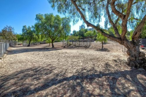 616 Estrelita Dr, Vista CA  92084-7926 exterior