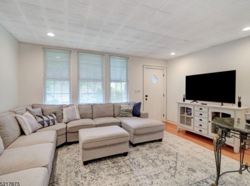 10 Freeman Pl, Nutley, NJ 07110-3314