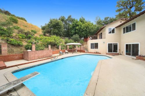 231 Sleepy Holw Dr, Glendale CA 91206-4727 exterior