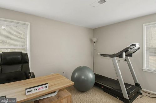 6717 Holford Ln, Springfield VA  22152-2935 exterior