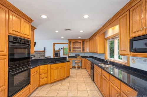 15 Sunset Hill Rd, Wilton CT  06897-4925 exterior