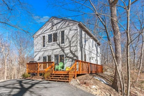 23 Sleepy Hollow Rd, Andover, NJ 07821-3326