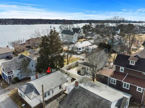 6 Center St, Niantic CT  06357-2658 exterior