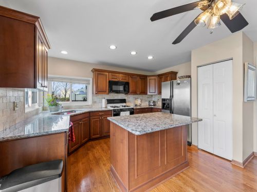 1273 Country Gln Ln, Carol Stream IL  60188-2931 exterior