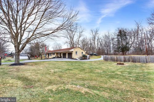 699 Barnstable Rd, Carlisle PA  17015-7425 exterior