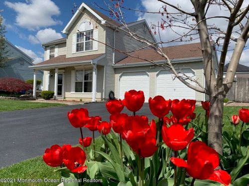 7 Augusta St, Tinton Falls, NJ 07712-7705