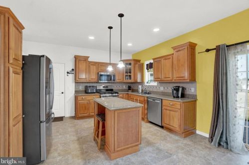 1433 Farm Cross Way, York PA  17408-8537 exterior