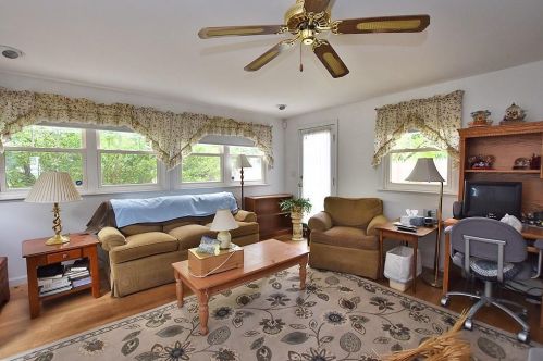 76 Aurora Dr, Warwick, RI 02889-1804