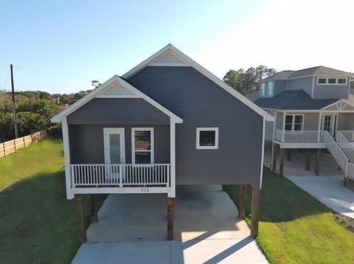 713 Baywood Dr, Taylor Lake Village TX exterior