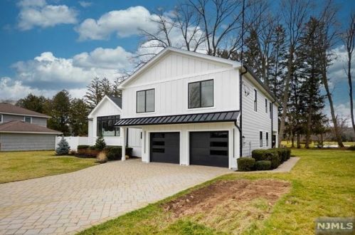 138 Beechwood Rd, Oradell, NJ 07649-1800
