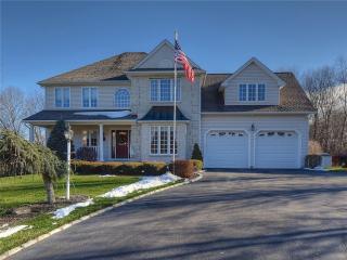 153 Pond View Dr, Watertown, CT 06795-3152