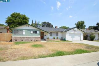 1030 Mountain St, Visalia, CA 93277-1957