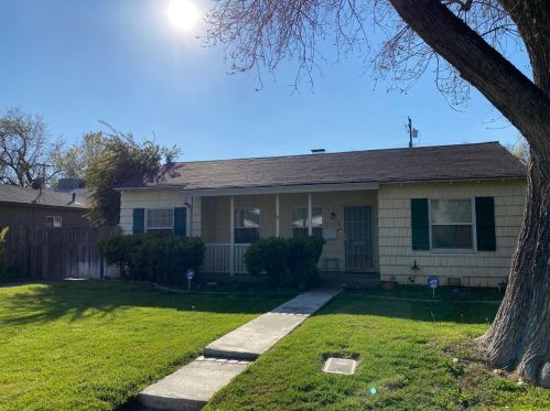 215 Las Flores Ave, Modesto, CA 95354-1437