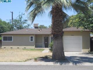 904 Cypress Ave, Visalia, CA 93292-3020