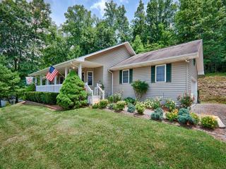 305 Calico Ln, Clyde, NC 28721-8707