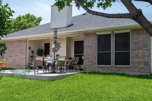 1821 Canterbury Cir, Fort Worth TX  76112-4001 exterior