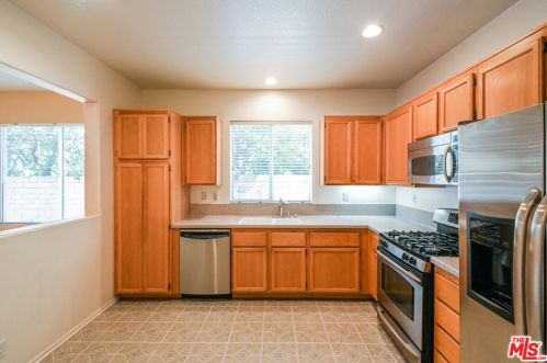 261 Edgemire Ln, Simi Valley, CA 93065-7401