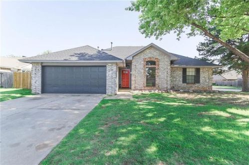 10001 Hollyhead Way, Yukon, OK 73099-7650