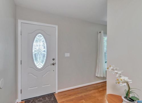 44 Woodlawn Dr, Bybee, VA 22963-2732