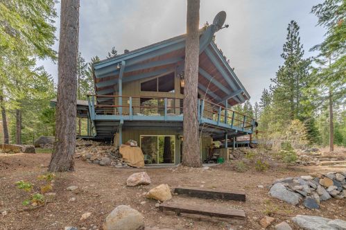 6860 Riv Rd, Truckee CA  exterior