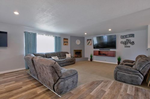 8637 Lodestone Cir, Elk Grove, CA 95624-2517