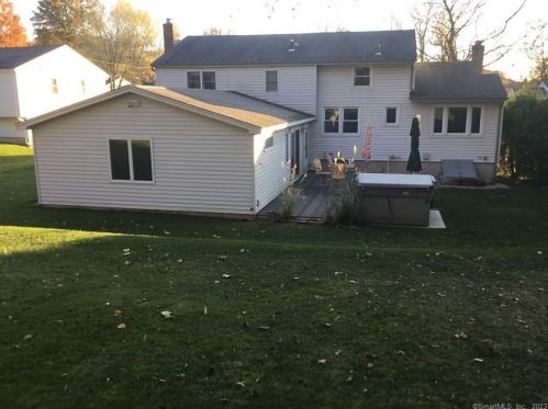 54 Lamplighter Ln, Hartford, CT 06111-5232