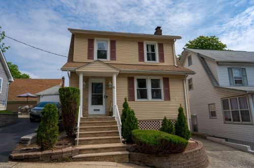 42 Ridgehurst Rd, Town Center, NJ 07052-5717