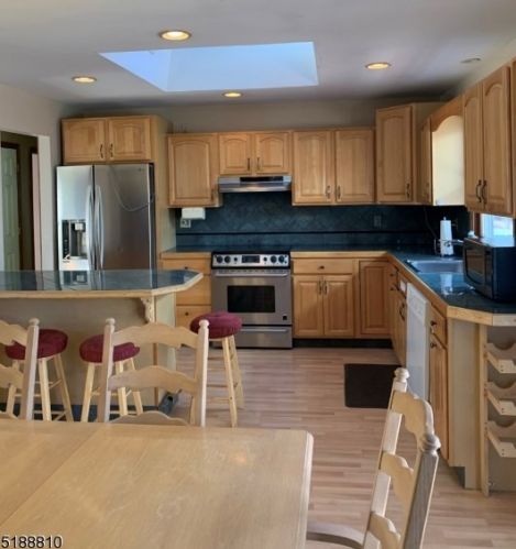8 Oklahoma Trl, Hopatcong, NJ 07843-1776