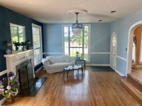 301 Paris St, Nocona, TX 76255-2412