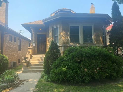 7440 Rockwell St, Chicago IL  60645-1438 exterior