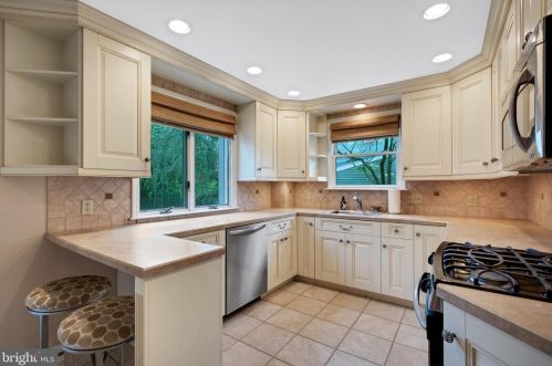 302 Crestwood Ave, Haddonfield NJ 08033-2917 exterior