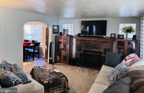 1324 Peiffers Ln, Harrisburg, PA 17113-1015