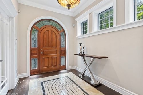 338 Oakdale Ave, Chicago, IL 60657-5635