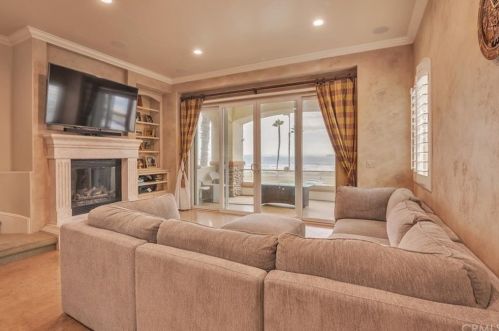 1610 Pacific Coast Hwy, Huntington Beach CA  92648-4434 exterior