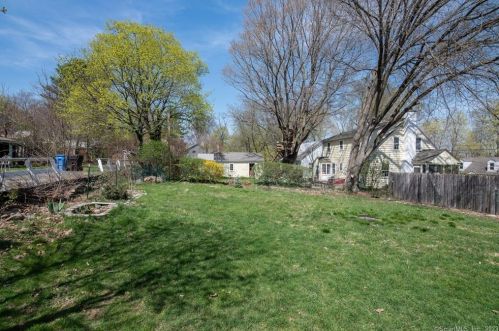 32 Bretton Rd, Middletown CT  06457-4112 exterior