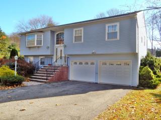 25 Meadow Ln, Hackettstown, NJ 07840-4143