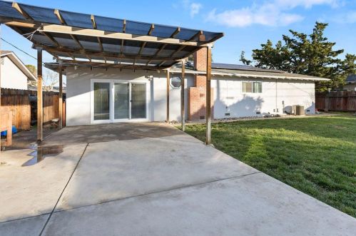 516 Del Rio Cir, Valley Home CA 95361-2531 exterior