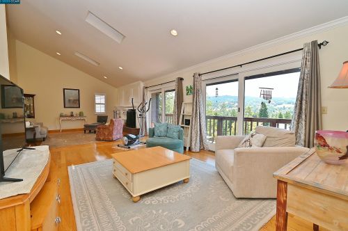 91 Greenock Ln, Concord, CA 94523-2083