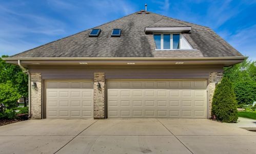 7 Clubside Ct, Willowbrook IL  60527-8129 exterior