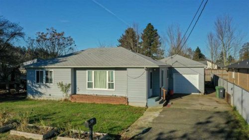 1031 Williams Ave, Woodburn OR  97071-3735 exterior