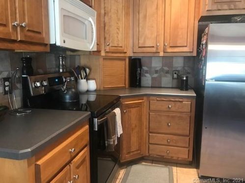 115 Edgewood Rd, Niantic CT  06357-1615 exterior