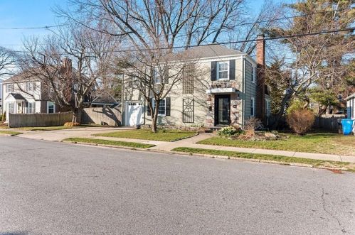 43 Betsey Williams Dr, Providence, RI 02905-2701
